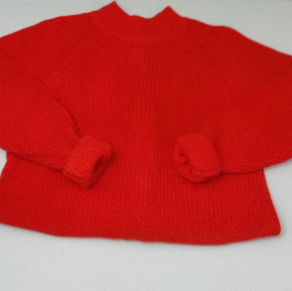 Thick sweater with a zipper in the back